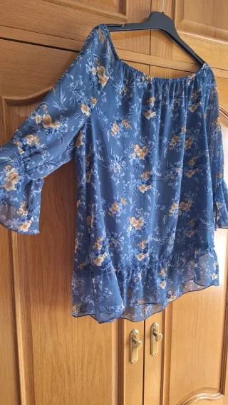 Blusa floral manga acampanada