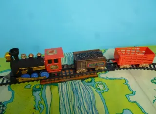 Tren de juguete con vagón de carbón