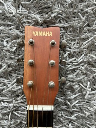 Guitarra Yamaha FG-JR1 con funda