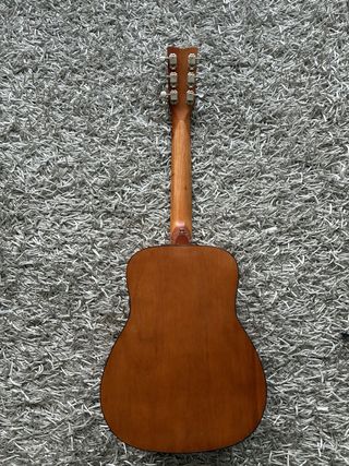 Guitarra Yamaha FG-JR1 con funda