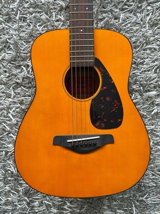 Guitarra Yamaha FG-JR1 con funda