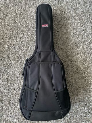 Guitarra Yamaha FG-JR1 con funda