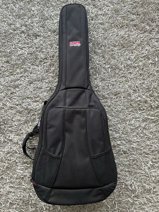 Guitarra Yamaha FG-JR1 con funda