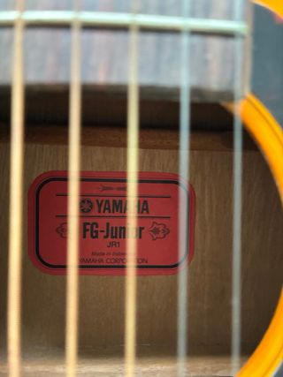 Guitarra Yamaha FG-JR1 con funda