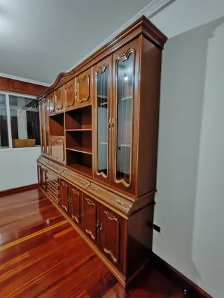 Mueble aparador de salón de madera y cristal