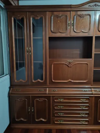 Mueble aparador de salón de madera y cristal