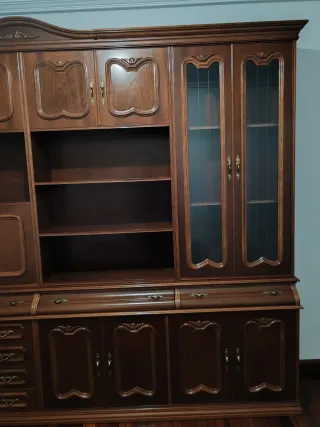 Mueble aparador de salón de madera y cristal