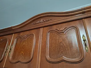 Mueble aparador de salón de madera y cristal