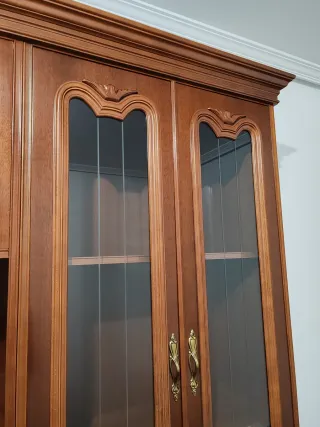 Mueble aparador de salón de madera y cristal