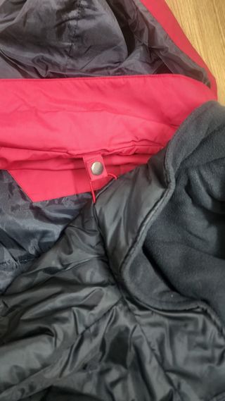 Chaqueta de esquí roja y negra, solo cuatro usos.