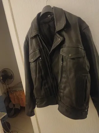 Chaqueta de cuero estilo motorista. Mujer