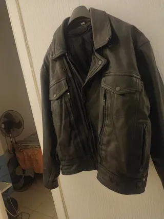 Chaqueta de cuero estilo motorista. Mujer