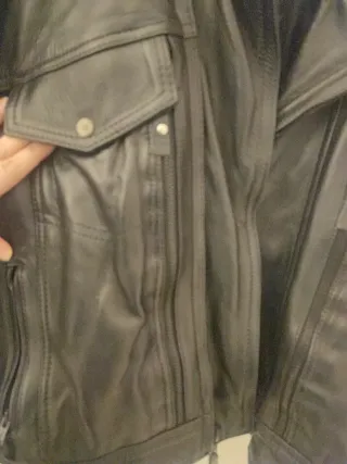 Chaqueta de cuero estilo motorista. Mujer