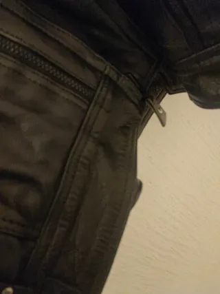 Chaqueta de cuero estilo motorista. Mujer