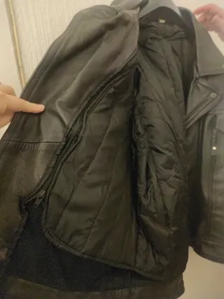 Chaqueta de cuero estilo motorista. Mujer