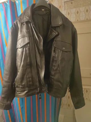 Chaqueta de cuero estilo motorista. Mujer