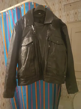 Chaqueta de cuero estilo motorista. Mujer