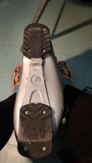 Botas de esquí rojas y grises