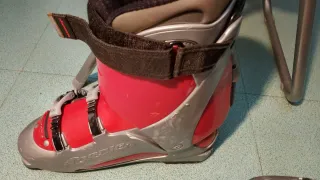 Botas de esquí rojas y grises