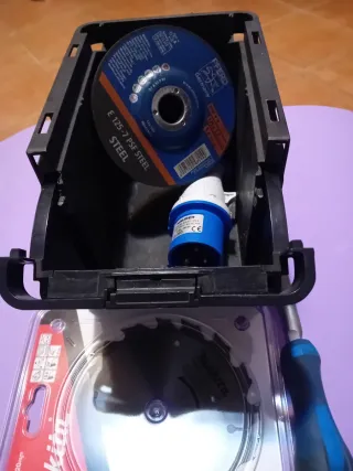 Set attrezzi: disco, lima, spina elettrica