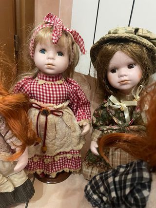 Bambola vintage in porcellana con vestito verde