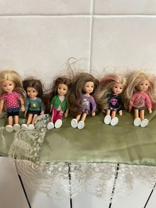 Bambola vintage in porcellana con vestito verde