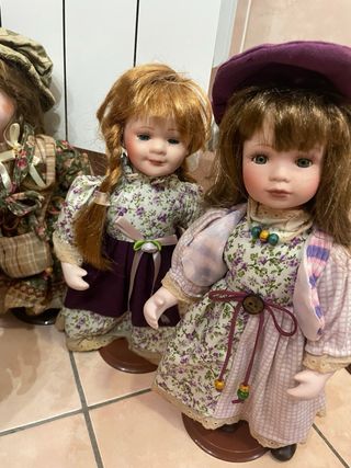 Bambola vintage in porcellana con vestito verde