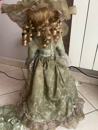 Bambola vintage in porcellana con vestito verde