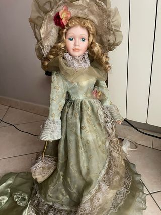 Bambola vintage in porcellana con vestito verde