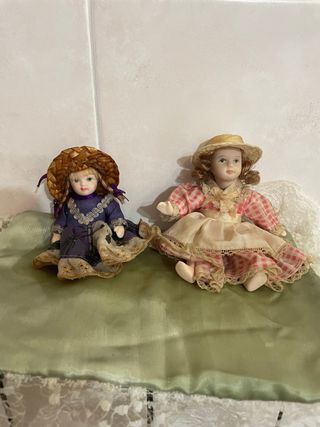 Bambola vintage in porcellana con vestito verde