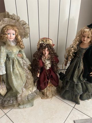 Bambola vintage in porcellana con vestito verde