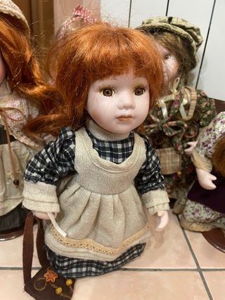 Bambola vintage in porcellana con vestito verde