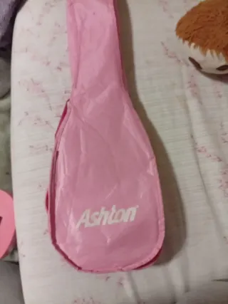 Ukelele rosa con funda Ashton
