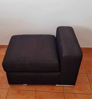 Sofá gris de tela con otomana