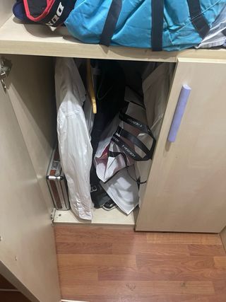 Armario y mesita de noche y estanteria