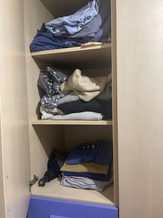 Armario y mesita de noche y estanteria