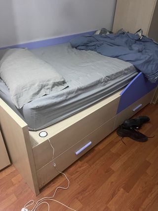 Armario y mesita de noche y estanteria