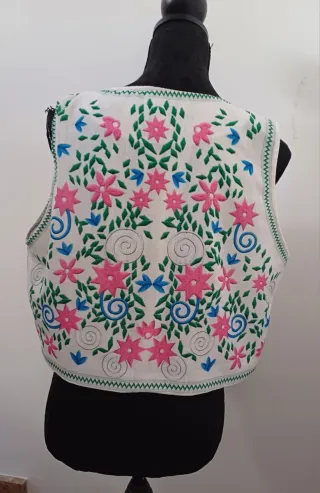 Chaleco bordado flores