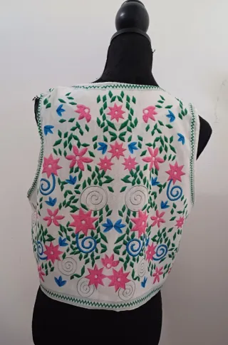 Chaleco bordado flores