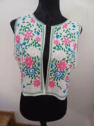 Chaleco bordado flores