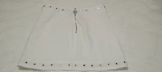 Falda corta blanca con abalorios plateados