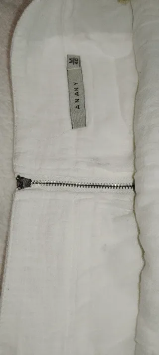 Falda corta blanca con abalorios plateados