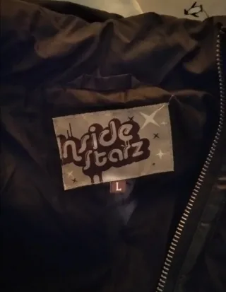 Chaqueta acolchada negra con capucha