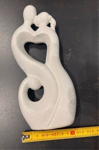 Statua coppia in ceramica bianca