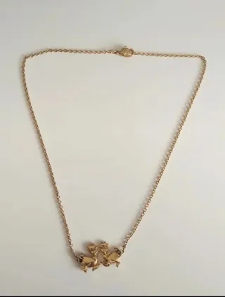 Colgante corto dorado con figura