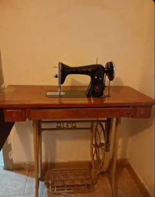 Máquina de coser Alfa antigua para reparar