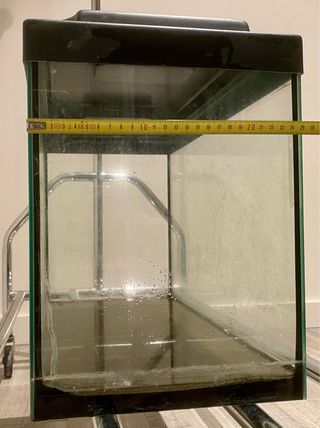 Acuario de cristal con tapa negra