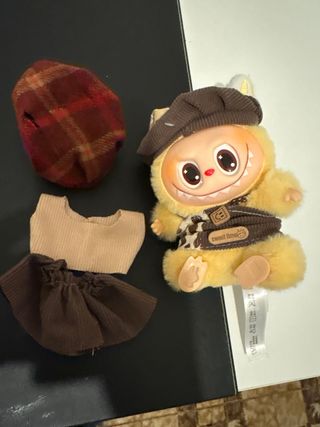 Labubu amarillo personalizado con ropa de recambio