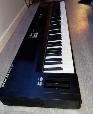 Controlador MIDI Komplete Kontrol MK1 88