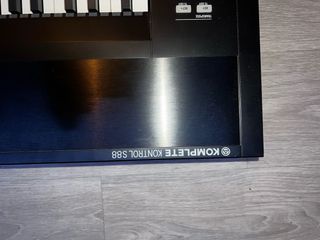 Controlador MIDI Komplete Kontrol MK1 88